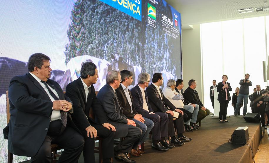 O governador Carlos Massa Ratinho Junior e a ministra da Agricultura, Pecuária e Abastecimento, Tereza Cristina, anunciam nesta terça-feira (15),  no Palácio Iguaçu, em Curitiba, a suspensão das campanhas de vacinação contra febre aftosa em rebanhos bovinos e de bufalinos no Paraná.  Curitiba, 14/10/2019 - Foto: Geraldo Bubniak/AEN