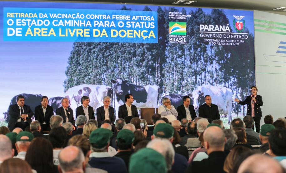 O governador Carlos Massa Ratinho Junior e a ministra da Agricultura, Pecuária e Abastecimento, Tereza Cristina, anunciam nesta terça-feira (15),  no Palácio Iguaçu, em Curitiba, a suspensão das campanhas de vacinação contra febre aftosa em rebanhos bovinos e de bufalinos no Paraná.  Curitiba, 14/10/2019 - Foto: Geraldo Bubniak/AEN