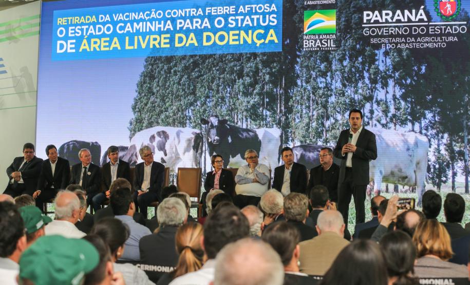 O governador Carlos Massa Ratinho Junior e a ministra da Agricultura, Pecuária e Abastecimento, Tereza Cristina, anunciam nesta terça-feira (15),  no Palácio Iguaçu, em Curitiba, a suspensão das campanhas de vacinação contra febre aftosa em rebanhos bovinos e de bufalinos no Paraná.  Curitiba, 14/10/2019 - Foto: Geraldo Bubniak/AEN
