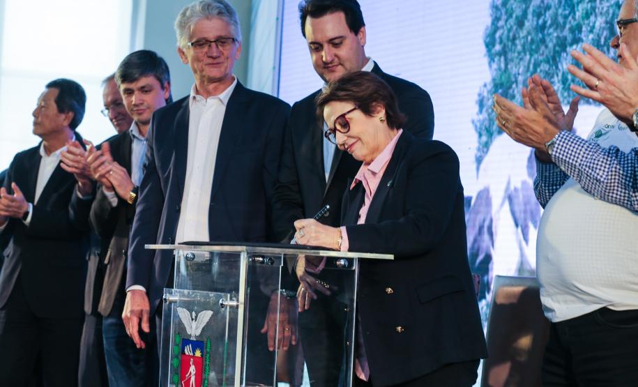 O governador Carlos Massa Ratinho Junior e a ministra da Agricultura, Pecuária e Abastecimento, Tereza Cristina, anunciam nesta terça-feira (15),  no Palácio Iguaçu, em Curitiba, a suspensão das campanhas de vacinação contra febre aftosa em rebanhos bovinos e de bufalinos no Paraná.  Curitiba, 14/10/2019 - Foto: Geraldo Bubniak/AEN