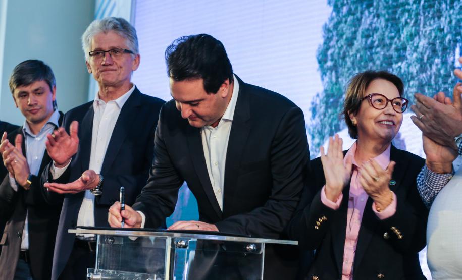 O governador Carlos Massa Ratinho Junior e a ministra da Agricultura, Pecuária e Abastecimento, Tereza Cristina, anunciam nesta terça-feira (15),  no Palácio Iguaçu, em Curitiba, a suspensão das campanhas de vacinação contra febre aftosa em rebanhos bovinos e de bufalinos no Paraná.  Curitiba, 14/10/2019 - Foto: Geraldo Bubniak/AEN