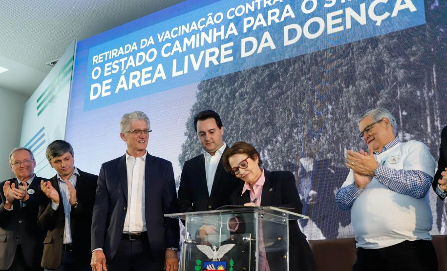 O governador Carlos Massa Ratinho Junior e a ministra da Agricultura, Pecuária e Abastecimento, Tereza Cristina, anunciam nesta terça-feira (15),  no Palácio Iguaçu, em Curitiba, a suspensão das campanhas de vacinação contra febre aftosa em rebanhos bovinos e de bufalinos no Paraná.  Curitiba, 14/10/2019 - Foto: Geraldo Bubniak/AEN