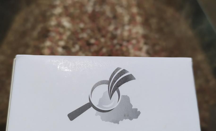 Fertilizantes: Adapar alerta para falsificações Caixa com a amostra de fertilizante