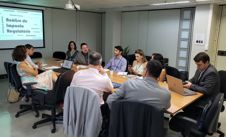 Adapar participa de Oficina de normativas sobre a doença da vaca louca Adapar participa de Oficina de normativas sobre a doença da vaca louca