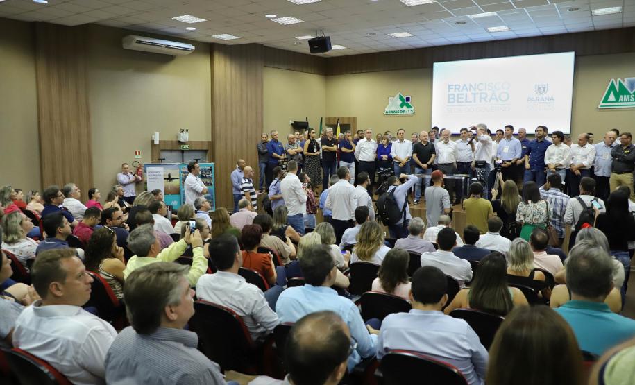 Susaf O vice-governador Darci Piana assinou nesta sexta-feira (13), em Francisco Beltrão, decreto que regulamenta a lei 17.773/2013 que instituiu o Sistema Unificado Estadual de Sanidade Agroindustrial Familiar, Artesanal e de Pequeno Porte do Paraná (Susaf-PR)