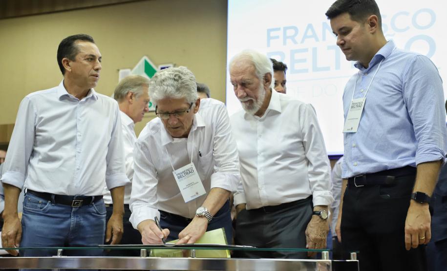 Susaf O vice-governador Darci Piana assinou nesta sexta-feira (13), em Francisco Beltrão, decreto que regulamenta a lei 17.773/2013 que instituiu o Sistema Unificado Estadual de Sanidade Agroindustrial Familiar, Artesanal e de Pequeno Porte do Paraná (Susaf-PR)