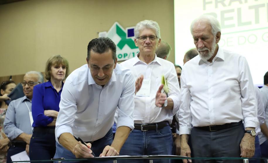 Susaf O vice-governador Darci Piana assinou nesta sexta-feira (13), em Francisco Beltrão, decreto que regulamenta a lei 17.773/2013 que instituiu o Sistema Unificado Estadual de Sanidade Agroindustrial Familiar, Artesanal e de Pequeno Porte do Paraná (Susaf-PR)