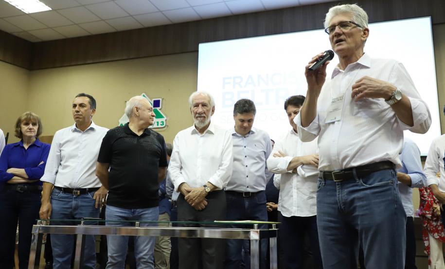 Susaf O vice-governador Darci Piana assinou nesta sexta-feira (13), em Francisco Beltrão, decreto que regulamenta a lei 17.773/2013 que instituiu o Sistema Unificado Estadual de Sanidade Agroindustrial Familiar, Artesanal e de Pequeno Porte do Paraná (Susaf-PR)