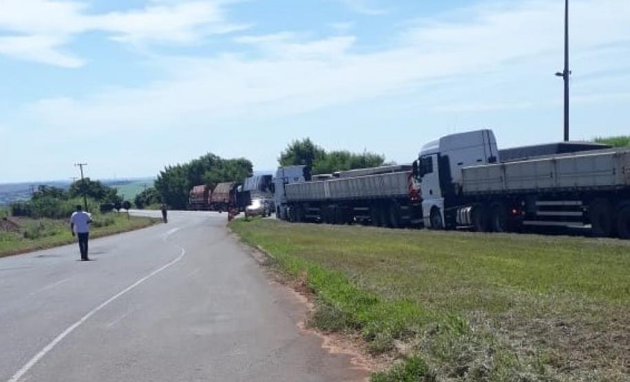 Adapar doa cestas básicas e lanches no posto de Santo Inácio Fila de caminhões a espera da doação da Adapar