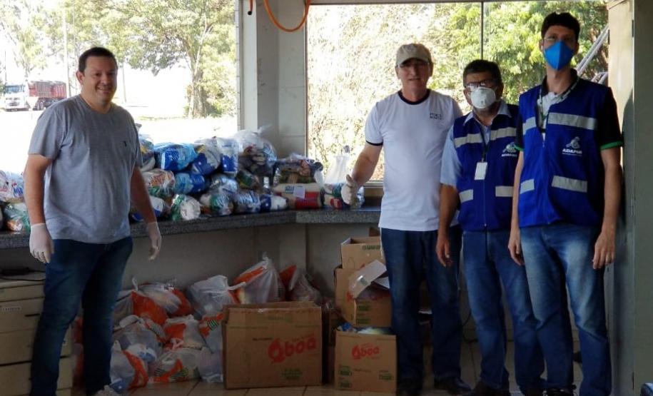 Adapar doa cestas básicas e lanches no posto de Santo Inácio Adapar doa cestas básicas e lanches no posto de Santo Inácio