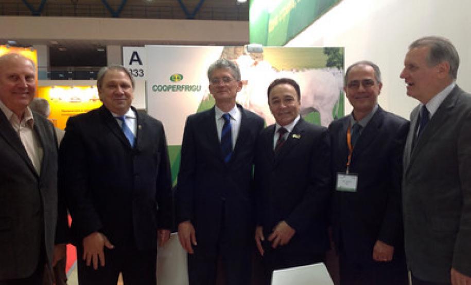 Delegação paranaensa no stand do Brasil na 22ª Worldfood Moscow 2013.