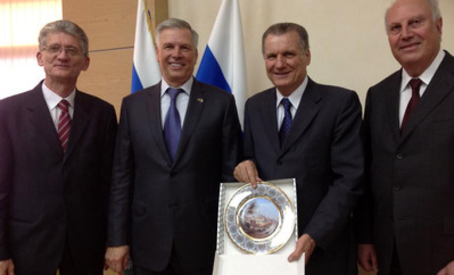 Secretário Norberto Ortigara, Diretor Geral do Serviço de Fiscalização Veterinária e Fitossanitária da Federação da Rússia - Rosselkhoznadzor, o Sr. Sergey Dankvert, Inácio Afonso Kroetz, diretor-presidente da Adapar, e Ronei Volpi, da Federação da Agricultura do Paraná.