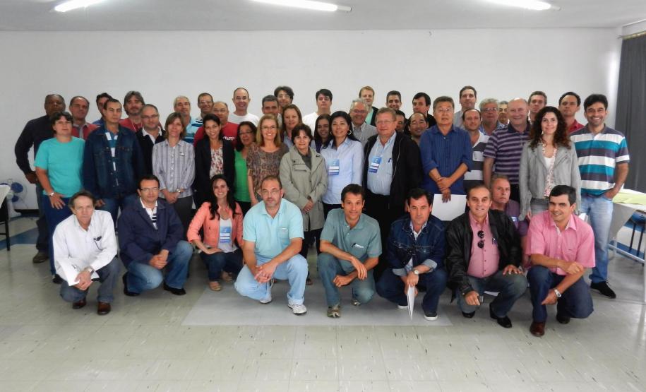 Grupo de fiscais de defesa agropecuária que participaram de treinamento para a fiscalização do uso do solo agrícola e certificação e rastreabilidade vegetal.