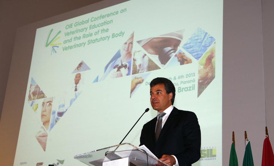 Governador Beto Richa, acompanhado do secretário estadual da Agricultura e do Abastecimento, Norberto Ortigara, participa em Foz do Iguaçu, da abertura da 3ª Conferência Global sobre Educação Veterinária, promovida pela Organização Mundial de Saúde Animal (OIE). Foz do Iguaçu, 04/12/2013.
