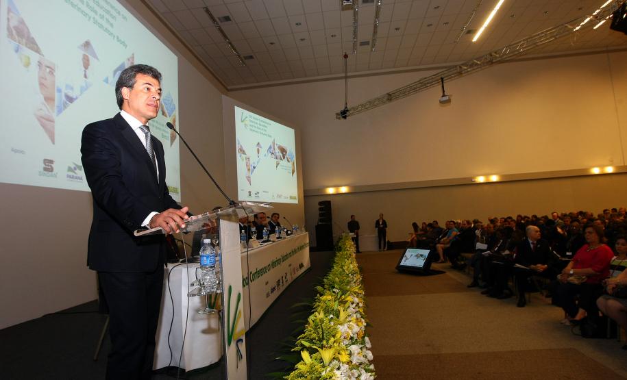 Governador Beto Richa, acompanhado do secretário estadual da Agricultura e do Abastecimento, Norberto Ortigara, participa em Foz do Iguaçu, da abertura da 3ª Conferência Global sobre Educação Veterinária, promovida pela Organização Mundial de Saúde Animal (OIE).Foz do Iguaçu, 04/12/2013.