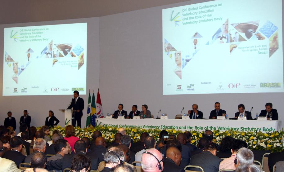 Governador Beto Richa, acompanhado do secretário estadual da Agricultura e do Abastecimento, Norberto Ortigara, participa em Foz do Iguaçu, da abertura da 3ª Conferência Global sobre Educação Veterinária, promovida pela Organização Mundial de Saúde Animal (OIE). Foz do Iguaçu, 04/12/2013.