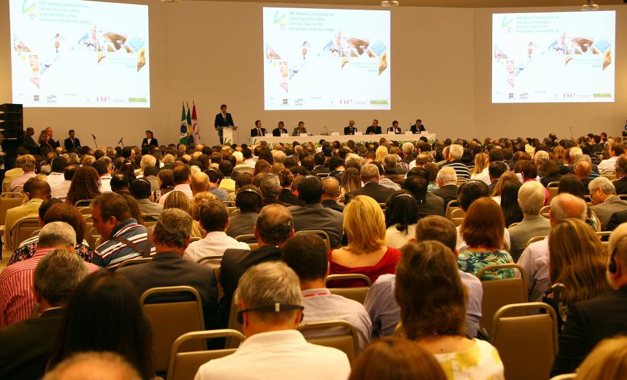 Governador Beto Richa, acompanhado do secretário estadual da Agricultura e do Abastecimento, Norberto Ortigara, participa em Foz do Iguaçu, da abertura da 3ª Conferência Global sobre Educação Veterinária, promovida pela Organização Mundial de Saúde Animal (OIE). Foz do Iguaçu, 04/12/2013.