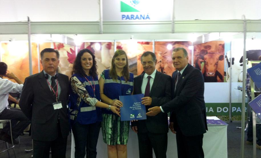 ENDESA Vallat Chefe do gabinete da Adapar Silmar Bürer, médicas veterinárias Mariana Ricciardi, Pauline Sperka, Diretor Geral da OIE Bernard Vallat e o Diretor Presidente da Adapar, Inácio Kroetz