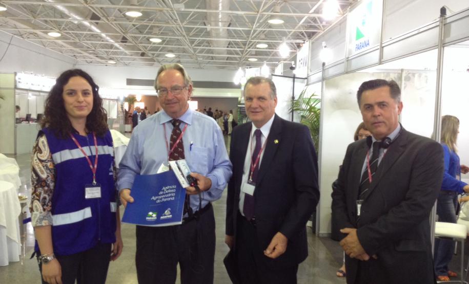 ENDESA Vallat Visita do Herbert Schneider presidente do grupo adoc da OIE sobre avaliação dos serviços veterinários, recebido pelo Diretor-presidente da Adapar, Inácio Kroetz, chefe de gabinete, Silmar Pires Burer e a médica veterinária Mariana Ricciardi.