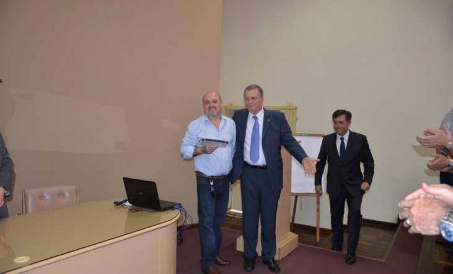 O advogado Samuel Machado de Miranda, chefe do departamento jurídico da ADAPAR, é homenageado por sua contribuição no fortalecimento da defesa agropecuária do Estado do Paraná