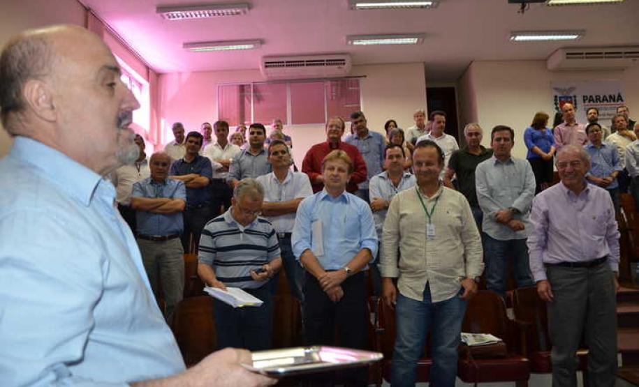 O advogado Samuel Machado de Miranda, chefe do departamento jurídico da ADAPAR, é homenageado por sua contribuição no fortalecimento da defesa agropecuária do Estado do Paraná