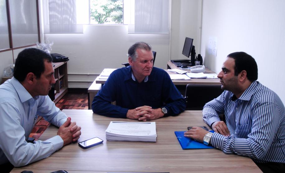 Reunião entre o diretor-presidente da Agência de Defesa Agropecuária do Paraná (Adapar), Inácio Afonso Kroetz, e o representante da Organização Veterinária do Irã (IVO) no Brasil, Mohammad Reza Jabari, na sede da Adapar, em Curitiba.