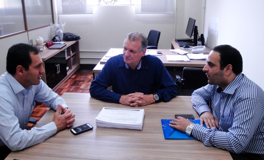 Reunião entre o diretor-presidente da Agência de Defesa Agropecuária do Paraná (Adapar), Inácio Afonso Kroetz, e o representante da Organização Veterinária do Irã (IVO) no Brasil, Mohammad Reza Jabari, na sede da Adapar, em Curitiba.