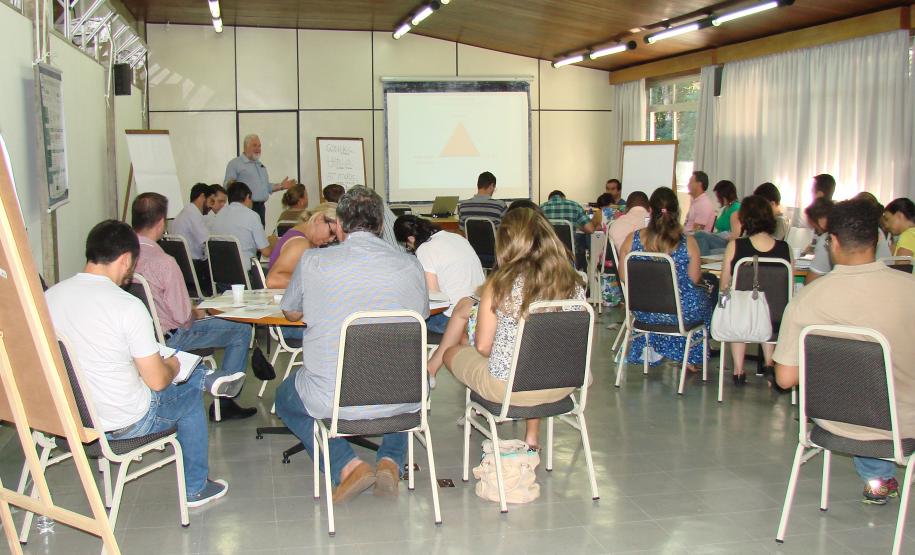 Começou nessa segunda-feira (10) o curso “Gestão Sistêmica da Defesa Agropecuária – módulo I - Planejamento Estratégico na Administração Pública”, ofertado pela Agência de Defesa Agropecuária do Paraná (ADAPAR), em parceria com a Escola de Governo, e ministrado por Carlos Homero Giacomini, mestre em Saúde Coletiva e especialista em Planejamento Governamental