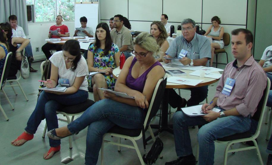 Começou nessa segunda-feira (10) o curso “Gestão Sistêmica da Defesa Agropecuária – módulo I - Planejamento Estratégico na Administração Pública”, ofertado pela Agência de Defesa Agropecuária do Paraná (ADAPAR), em parceria com a Escola de Governo, e ministrado por Carlos Homero Giacomini, mestre em Saúde Coletiva e especialista em Planejamento Governamental