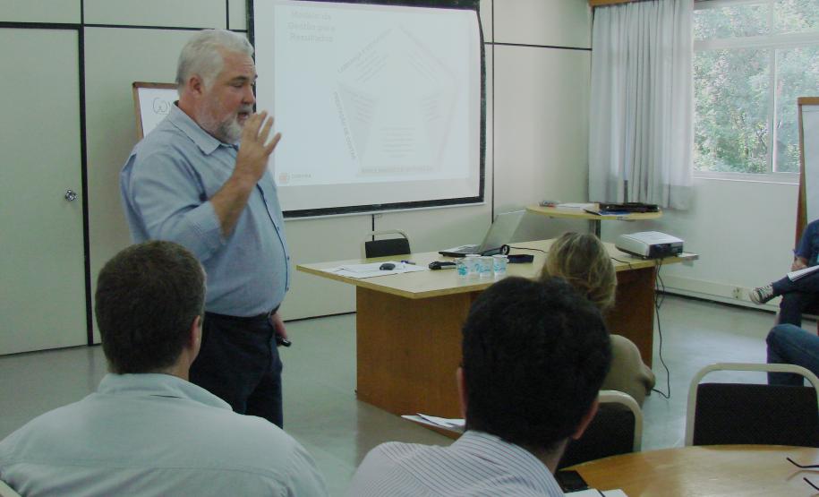 Começou nessa segunda-feira (10) o curso “Gestão Sistêmica da Defesa Agropecuária – módulo I - Planejamento Estratégico na Administração Pública”, ofertado pela Agência de Defesa Agropecuária do Paraná (ADAPAR), em parceria com a Escola de Governo, e ministrado por Carlos Homero Giacomini, mestre em Saúde Coletiva e especialista em Planejamento Governamental