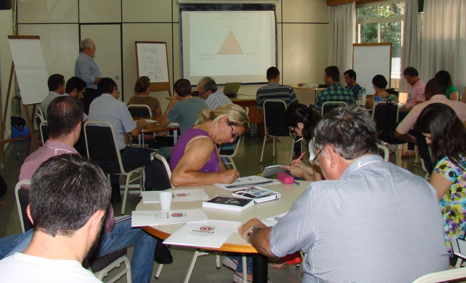 Começou nessa segunda-feira (10) o curso “Gestão Sistêmica da Defesa Agropecuária – módulo I - Planejamento Estratégico na Administração Pública”, ofertado pela Agência de Defesa Agropecuária do Paraná (ADAPAR), em parceria com a Escola de Governo, e ministrado por Carlos Homero Giacomini, mestre em Saúde Coletiva e especialista em Planejamento Governamental